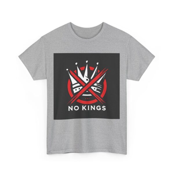 Graphic t-shirt with bold "No Kings" slogan and edgy knife design, perfect for streetwear and casual fashion.